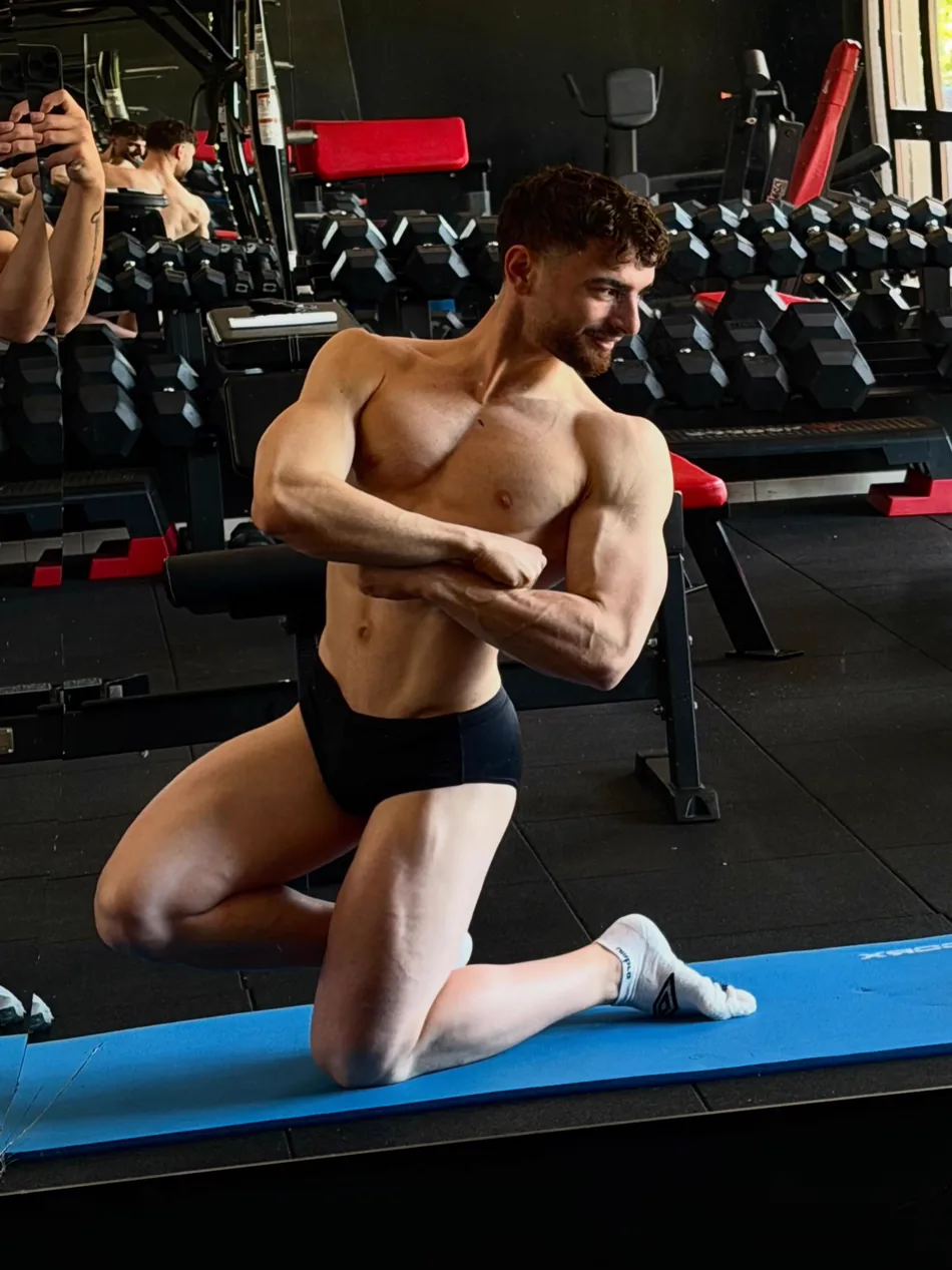 Marco D'Elia, posa di petto laterale