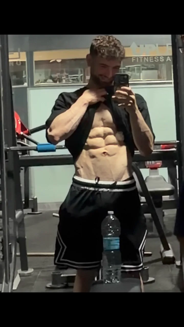 Marco D'Elia allo specchio in palestra